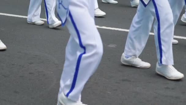 Gente Caminando Desfile Hawaiano Cámara Lenta 180Fps — Vídeos de Stock