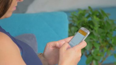 4K 'daki kafede cep telefonu kullanmak.