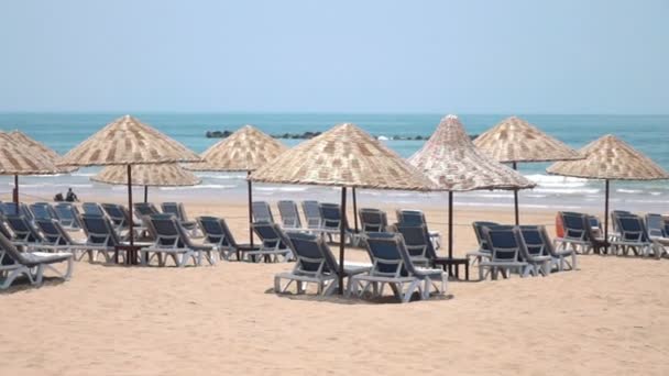 Tumbonas Playa Sombrillas Playa Cerrada Vacía Durante Pandemia Cámara Lenta — Vídeo de stock