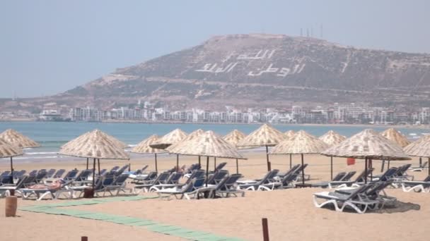 Tumbonas Playa Sombrillas Playa Cerrada Vacía Durante Pandemia Agadir Marruecos — Vídeo de stock
