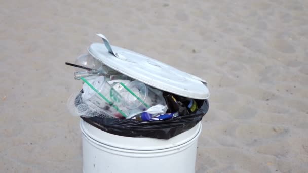 Lata Lixo Transbordando Praia Câmera Lenta 250Fps — Vídeo de Stock