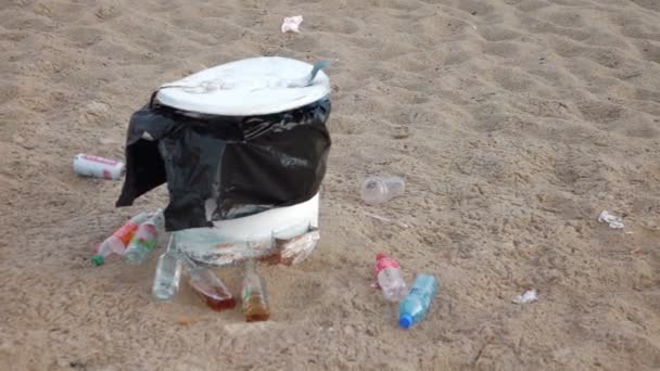 Przepełniony Kosz Śmieci Plaży Zwolnionym Tempie 250 Fps — Wideo stockowe