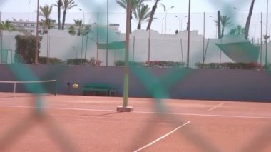 Salgın sırasında boş tenis kortu 250 fp yavaş çekimde