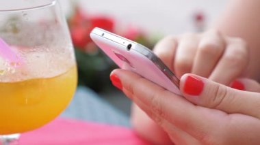 Kadın restoranda 4K 'da cep telefonu kullanıyor.