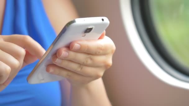 Mujer Usando Teléfono Móvil Tren — Vídeo de stock