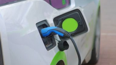 Elektrik kablosu 4k yavaş çekimde 60fps ile elektrikli arabaya bağlandı.