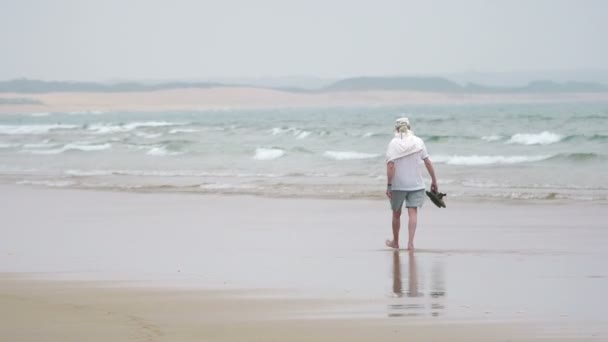 Pria Senior Berjalan Pantai — Stok Video