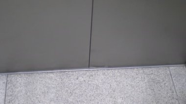 Asansöre 4k yavaş çekimde binen kadın 60fps