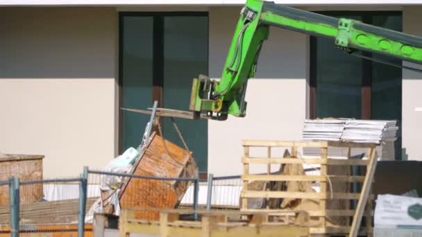 Kran Hebt Den Müllcontainer Auf Der Baustelle Zeitlupe 60Fps — Stockvideo