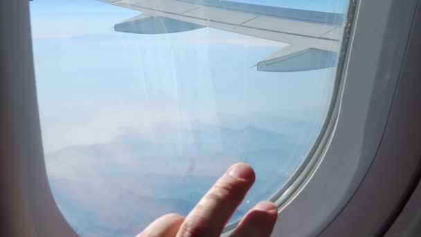 4Kの飛行機の窓の手を閉じる — ストック動画
