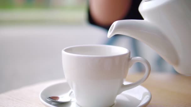 Ρίχνει Ζεστό Πράσινο Τσάι Στο Κύπελλο Αργή Κίνηση 180Fps — Αρχείο Βίντεο