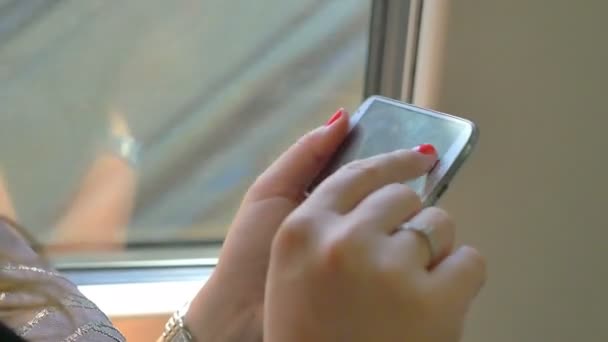 Mujer Usando Teléfono Móvil Tren — Vídeo de stock