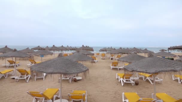 Пляжні Лежаки Парасольки Порожньому Закритому Пляжі Під Час Пандемії Повільний — стокове відео