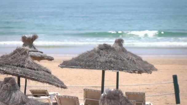 Tumbonas Playa Sombrillas Playa Cerrada Vacía Durante Pandemia Cámara Lenta — Vídeo de stock