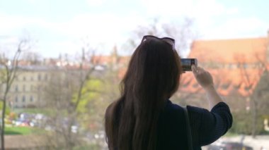 Esmer kadın 4k yavaş çekimde fotoğraf çekiyor. 60 fp.