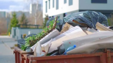 4k ağır çekimde tam çöp ve enkaz konteynırı 60fps