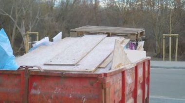 4k ağır çekimde tam çöp ve enkaz konteynırı 60fps