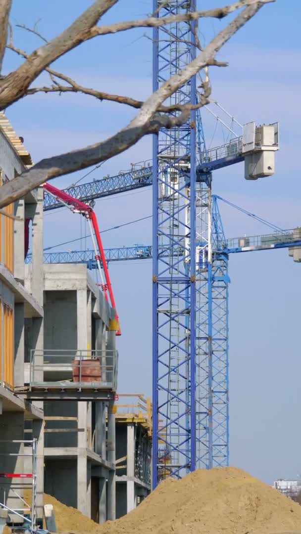 Vertikales Video Von Der Baustelle Eines Modernen Gebäudes Mit Kränen — Stockvideo