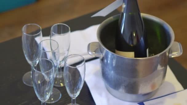 香槟杯和冰凉的香槟放在桌上 4K慢动作 每秒钟60英镑 — 图库视频影像
