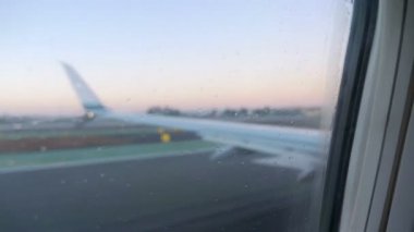 Uçak yağmurlu bir günde 4K 'da havalanıyor.