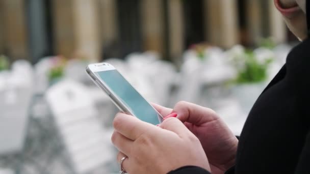 여자가 핸드폰으로 슬로우 60Fps 메시지를 — 비디오
