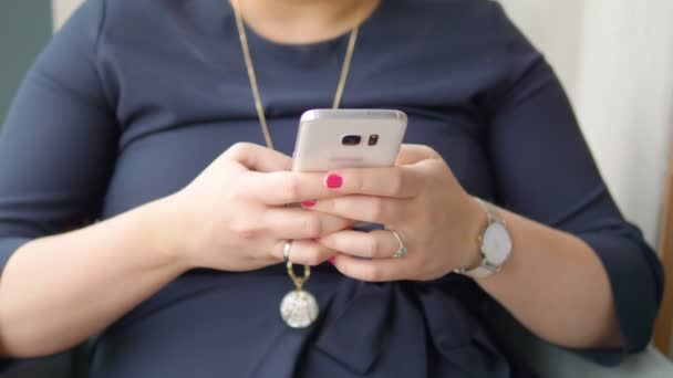 Kadın Cep Telefonuna Yavaş Çekim 60Fps Ile Bir Mesaj Yazıyor — Stok video