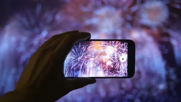 Pessoa Que Tira Fotos Show Fogos Artifício Explodindo — Vídeo de Stock