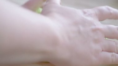 Tahta yüzeyden 4k ağır çekim 60 fp 'lik zıplama konileri alıyoruz.