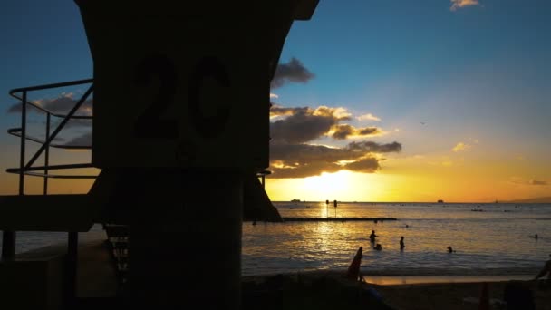 Rettungsschwimmerhaus Bei Sonnenuntergang Auf Hawaii Zeitlupe 60Fps — Stockvideo