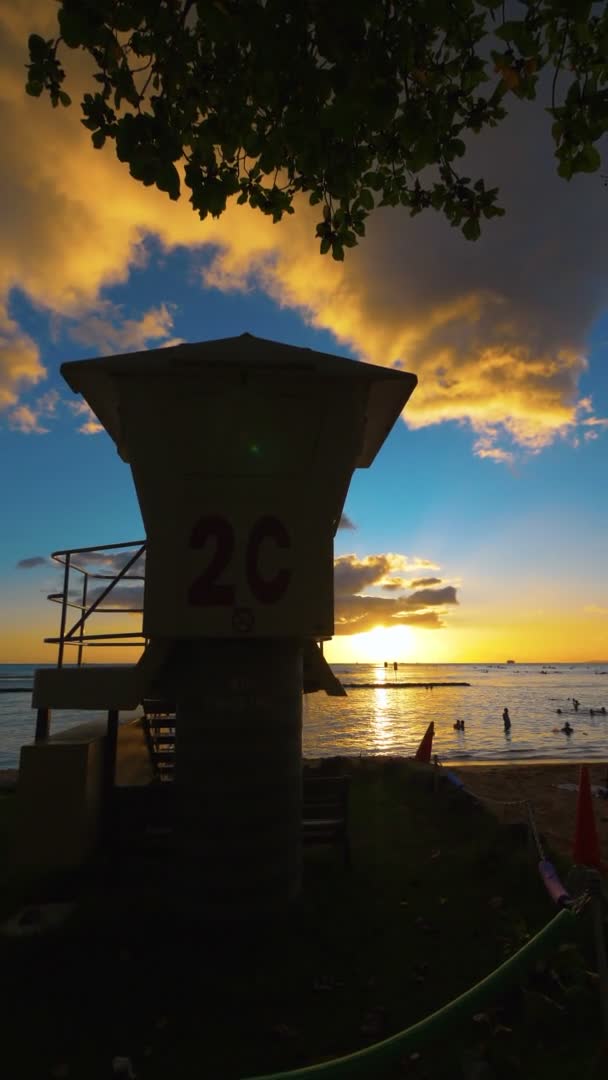 Lifeguard Hus Vid Solnedgången Hawaii Vertikal Slow Motion 60Fps — Stockvideo