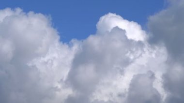 4K içerisindeki değişen bulutların hızlandırılmış videosu