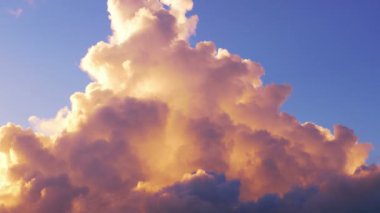 4k hızlandırılmış videoda renkli bulutlu manzara değişimi