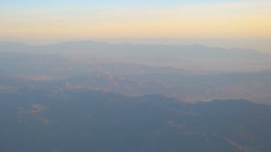 4K 'da bilinmeyen bir gezegenin üzerinde uçuş