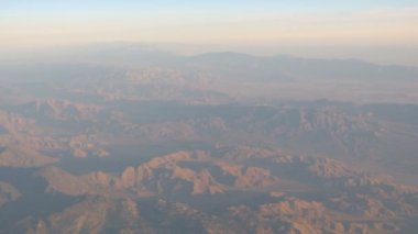 4K 'da bilinmeyen bir gezegenin üzerinde uçuş