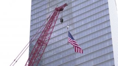 New York 'taki inşaat vincinde Birleşik Devletler bayrağı sallanıyor 4K yavaş çekim 60fps