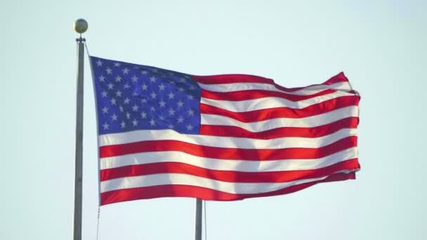 美国国旗缓缓地在风中飘扬 — 图库视频影像