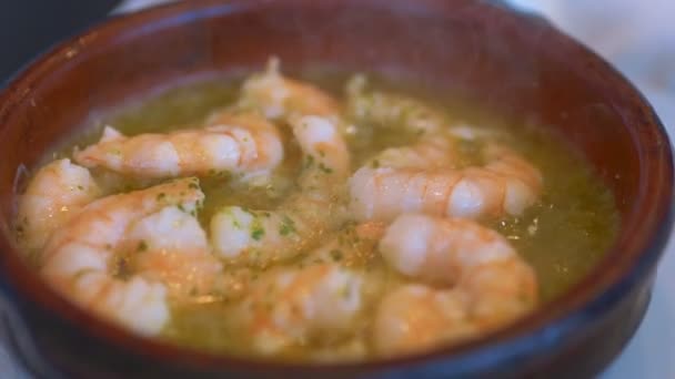 Camarones Cocidos Mantequilla Ajo Cámara Lenta 60Fps — Vídeos de Stock