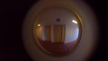 Kapıdaki gözetleme deliğinden 4k yavaş çekim 60fps