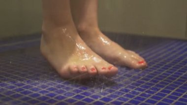 Kadın 4k ağır çekimde duş alıyor 60fps