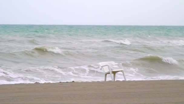 Sedia Spiaggia Sulla Spiaggia Chiusa Vuota Durante Tempo Pandemico Slow — Video Stock