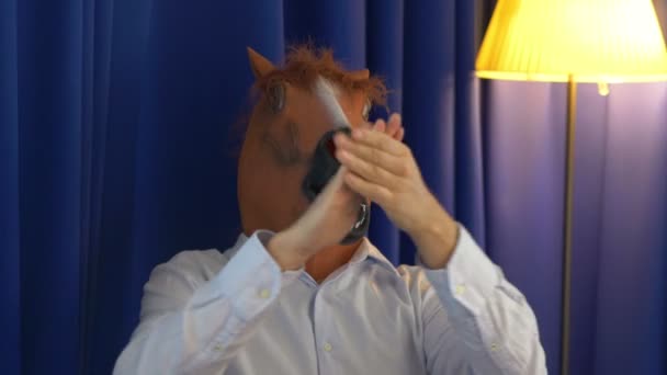 Homem Com Uma Máscara Cavalo Batendo Palmas Câmera Lenta 60Fps — Vídeo de Stock