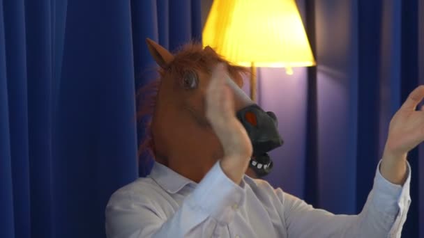 Muž Koňské Masce Tleskání Rukou Zpomaleném Filmu 60Fps — Stock video