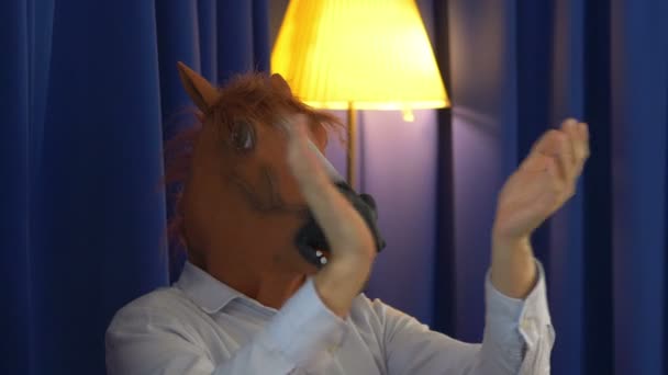 Homme Dans Masque Cheval Applaudissant Les Mains Ralenti 60Fps — Video