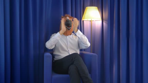 Uomo Maschera Cavallo Applaudire Mani Rallentatore 60Fps — Video Stock