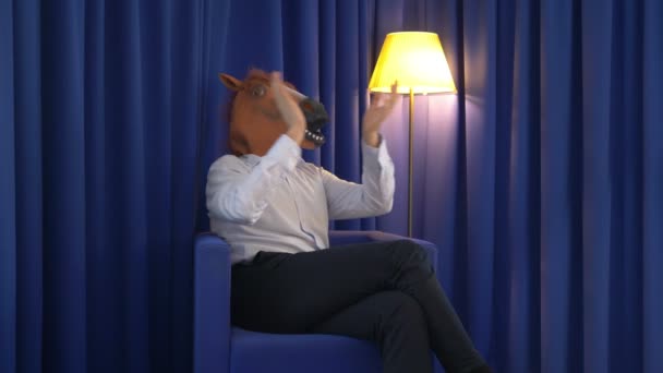 Homem Com Uma Máscara Cavalo Batendo Palmas Câmera Lenta 60Fps — Vídeo de Stock