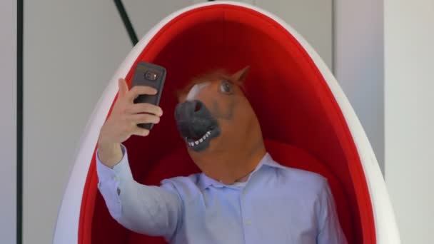 Hombre Máscara Caballo Tomando Selfie Cámara Lenta 60Fps — Vídeos de Stock