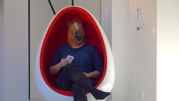 Mulher Máscara Cavalo Tomando Selfie Câmera Lenta 60Fps — Vídeo de Stock