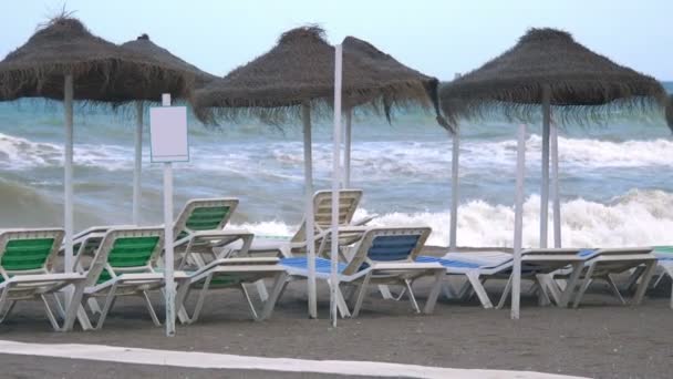 Tumbonas Playa Playa Cerrada Vacía Durante Tiempo Pandémico Cámara Lenta — Vídeo de stock
