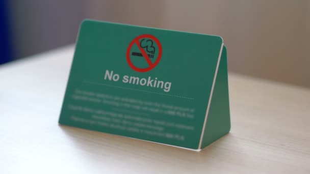 Não Fumar Símbolo Assine Mesa Câmera Lenta 60Fps — Vídeo de Stock