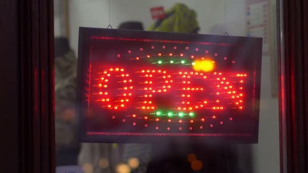 Dükkan Penceresinde Açık Tabela Yavaş Çekim 60Fps — Stok video